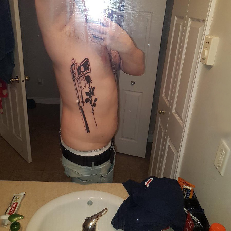 枪炮玫瑰纹身 男生侧腰上黑色的枪炮玫瑰纹身图片