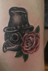 大腿 纹身图案  女生大腿上面具和花朵纹身图片