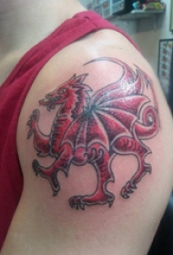 飞龙纹身图  男生肩膀上彩绘的飞龙纹身图片
