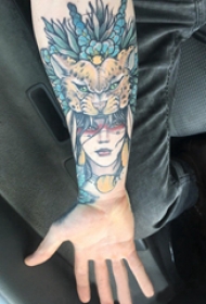 老虎和女孩纹身图案  男生小臂上老虎和女孩纹身图片