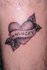 纹身唯美爱心  男生腿上爱心和树叶纹身图片