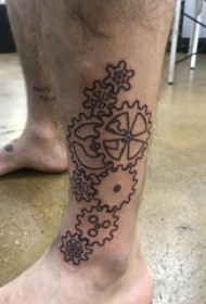 齿轮纹身 男生小腿上黑色的齿轮纹身图片