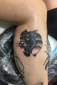 豹子头纹身 男生小腿上黑色的豹子纹身图片
