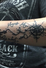 纹身手臂女生 女生手臂上英文和指南针纹身图片