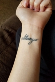 花体英文纹身图 女生手腕上简单的英文纹身图片