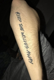 手纹身英文字母  男生手臂上黑色的英文字母纹身图片
