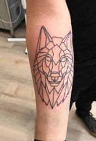 几何和花纹身图案  男生小臂上几何和花纹身图片