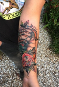 纹身小帆船 女生小臂上彩色的帆船和花朵纹身图片