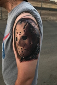 3d写实纹身  男生大臂上黑灰的3d写实纹身图片