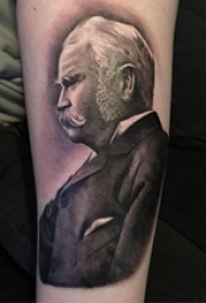 人物肖像纹身  女生手臂上写实的人物肖像纹身
