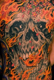 满背纹身图案 男生后背上火焰和骷髅纹身图片