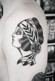 人物肖像纹身  男生大臂上黑灰的人物肖像纹身图片