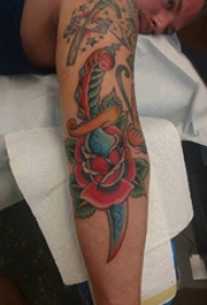 玫瑰匕首纹身  男生手臂上彩绘的玫瑰匕首纹身图片