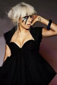 lady gaga的纹身  lady gaga手腕上黑色的符号纹身图片