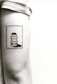 几何 纹身图案 女生手臂上黑色的几何纹身图片