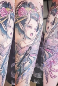 手臂纹身素材 男生手臂上剑和艺妓纹身图片缩略频道推荐图