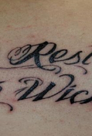 后背纹身男  男生后背上燕子和英文纹身图片