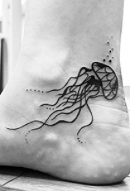 塔图纹身水母 女生脚踝上黑色的水母纹身图片缩略频道推荐图