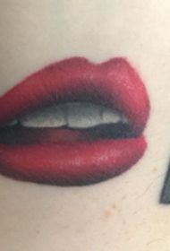 嘴唇纹身  女生手臂上彩色的嘴唇纹身图片