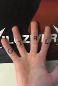 指头纹身小图案字母 女生手指上黑色的字母纹身图片