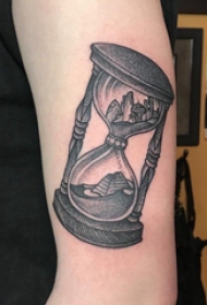 纹身沙漏  男生手臂上沙漏和建筑物纹身图片