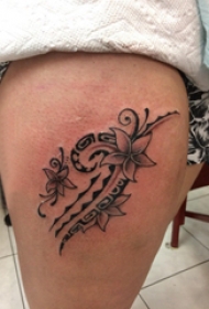 大腿纹身传统 女生大腿上黑色的花卉纹身图片