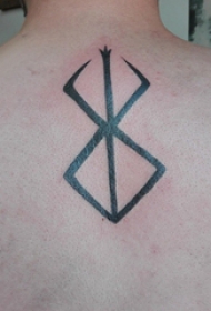 线条纹身小图  男生后背上黑色的线条纹身图片