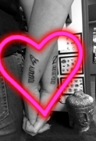 情侣纹身小图案手腕  情侣手腕上黑色的小图案纹身图片