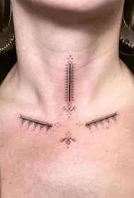 颈部纹身设计 女生颈部黑色的图腾纹身图片