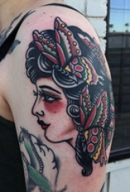人物肖像纹身  男生大臂上蝴蝶和人物肖像纹身图片