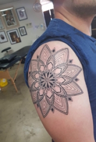 梵花纹身 男生大臂上精致的梵花纹身图片