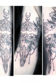 牛头骨纹身 男生大臂上黑灰的牛头骨纹身图片