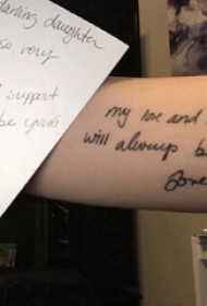 手纹身英文字母  女生手臂上黑色的英文字母纹身图片