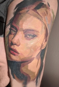 油画风格纹身  男生大腿上彩色的油画风格纹身图片