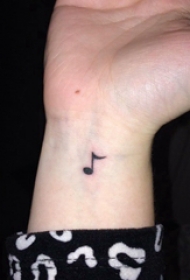 音符纹身 女生手腕上动听的音符纹身图片