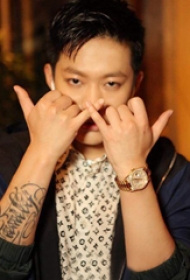 pgone纹身family   PGone手臂上黑色的family纹身图片