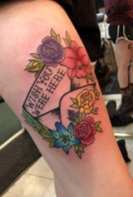 花朵和英文纹身图案  女生大腿上花朵和英文纹身图片