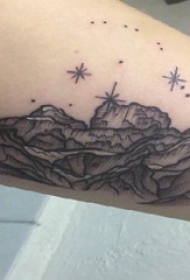 小山峰纹身  女生手臂上黑灰的小山峰纹身图片