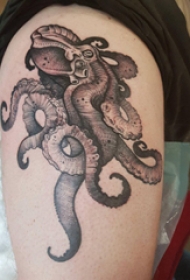 黑色章鱼纹身 女生大腿上黑色的章鱼纹身图片