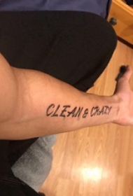 纹身手臂内侧英文  男生手臂上极简的英文纹身图片