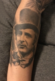 素描纹身  女生手臂上素描的人物肖像纹身图片