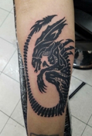 纹身小臂花纹  男生小臂上黑色的极简纹身图片