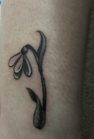 手臂纹身素材 男生手臂上枯萎的花朵纹身图片