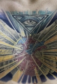 天使翅膀纹身图案  男生胸上天使翅膀和几何纹身图片