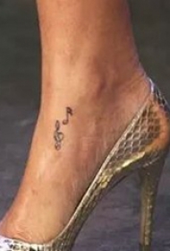 蕾哈娜的纹身   明星蕾哈娜脚上黑色的音符纹身图片