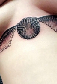 女生胸下纹身  女生胸下黑灰的飞蛾纹身图片