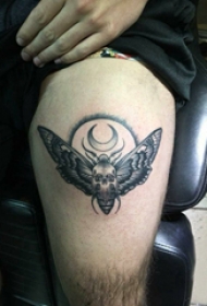 纹身虫  男生大腿上昆虫和骷髅纹身图片