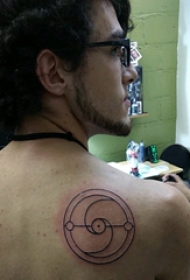 后背纹身线条 男生后背上黑色的圆形纹身图片