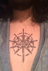 女生胸部纹身 女生胸部黑色的宝剑纹身图片