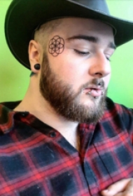 纹身圆形 男生脸部黑色的圆形纹身图片